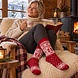 Woolwear of Scandinavia Rode wollen sokken met sneeuwvlokpatroon