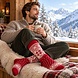 Woolwear of Scandinavia Rode wollen sokken met sneeuwvlokpatroon