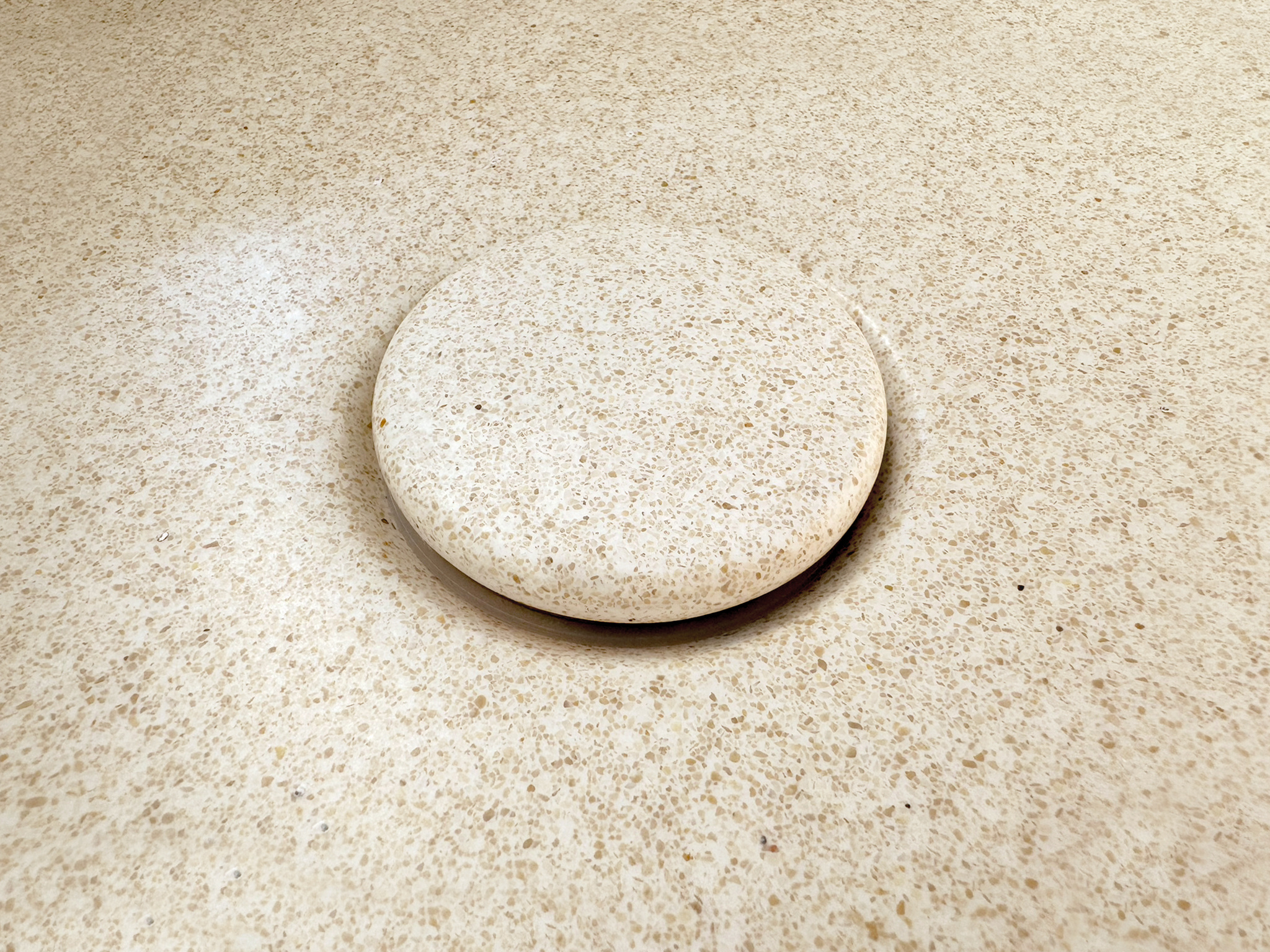 InBe 9 lave-mains 43cm, avec porte-serviette, anthracite Microrazzo béton, avec trou pour robinet à droîte, avec bonde fermable avec couvercle en Microrazzo - Copy