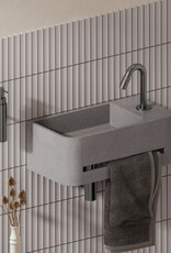 InBe 9 lave-mains 43cm, avec porte-serviette, gris Microrazzo béton, avec trou pour robinet à droîte, avec bonde fermable avec couvercle en Microrazzo - Copy
