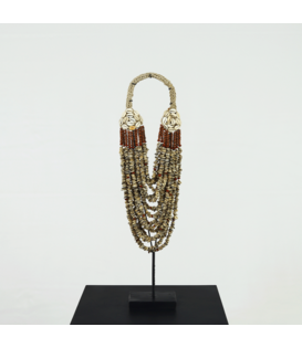 Necklace on stand B25 H60