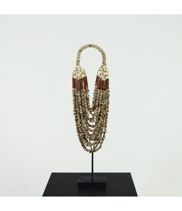 Necklace on stand B25 H60