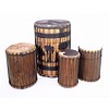 Bouba Percussion Doundoun 'grand tambour' Guinee, met houtsnijwerk