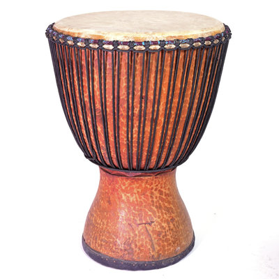 Reuzendjembe met koeievel 45 x 65 cm