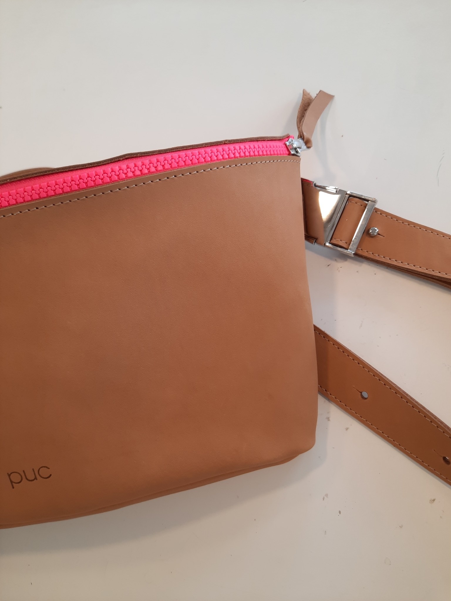 Puc Puc - Fanny pack big - Cognac / neon pink zipper