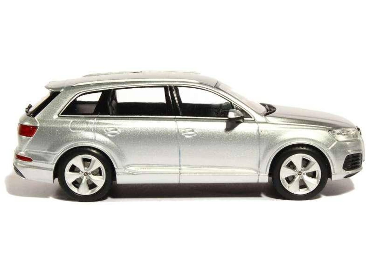 Audi Audi Q7 - 1:43 - Spark