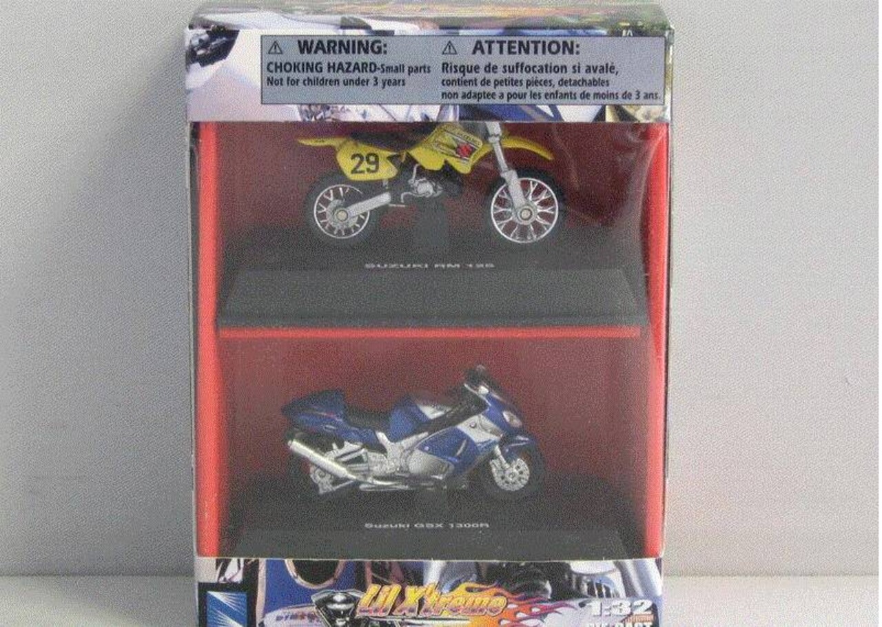 Suzuki Suzuki GSX 1300R + RM 125 - 1:32 - New Ray Suzuki Suzuki GSX 1300R + RM 125 - 1:32 - New Ray