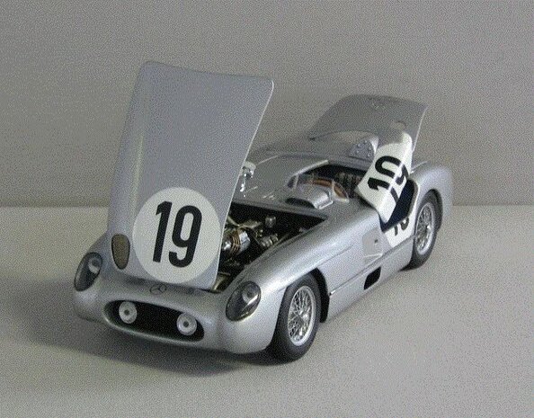 Mercedes-Benz Mercedes-Benz 300 SLR #19 'J.M. Fangio' LM 1955 - 1:24 - Minichamps Mercedes-Benz Mercedes-Benz 300 SLR #19 'J.M. Fangio' LM 1955 - 1:24 - Minichamps