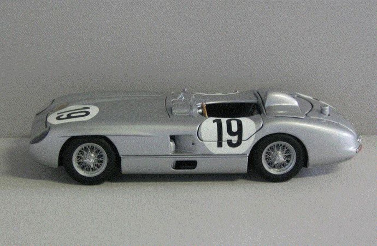 Mercedes-Benz Mercedes-Benz 300 SLR #19 'J.M. Fangio' LM 1955 - 1:24 - Minichamps Mercedes-Benz Mercedes-Benz 300 SLR #19 'J.M. Fangio' LM 1955 - 1:24 - Minichamps