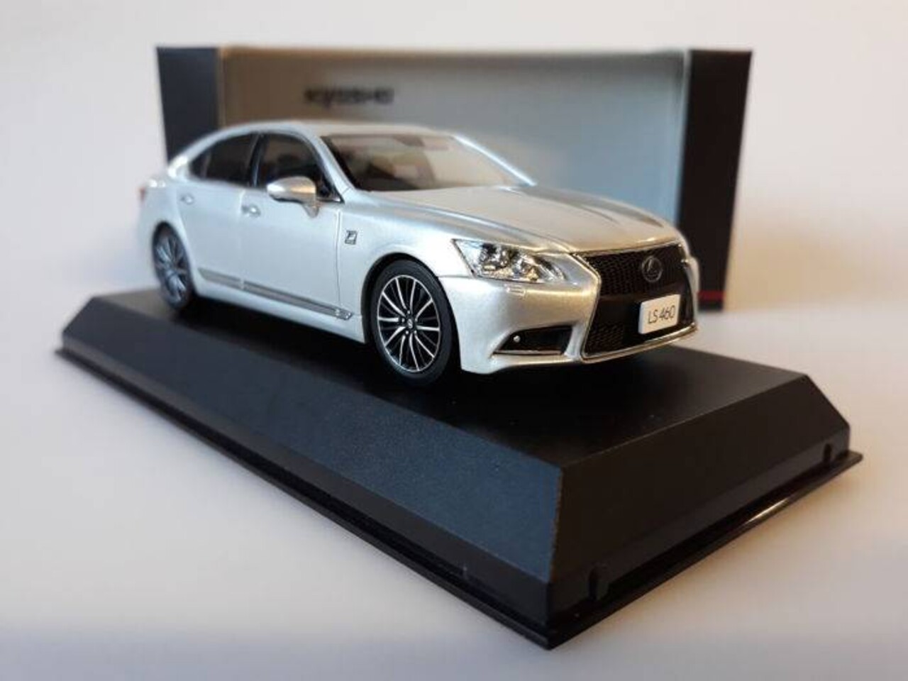 Lexus LS 460 'F Sport' - 1:43 - Kyosho - HMKT