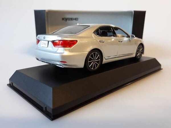Lexus Lexus LS 460 'F Sport' - 1:43 - Kyosho Lexus Lexus LS 460 'F Sport' - 1:43 - Kyosho
