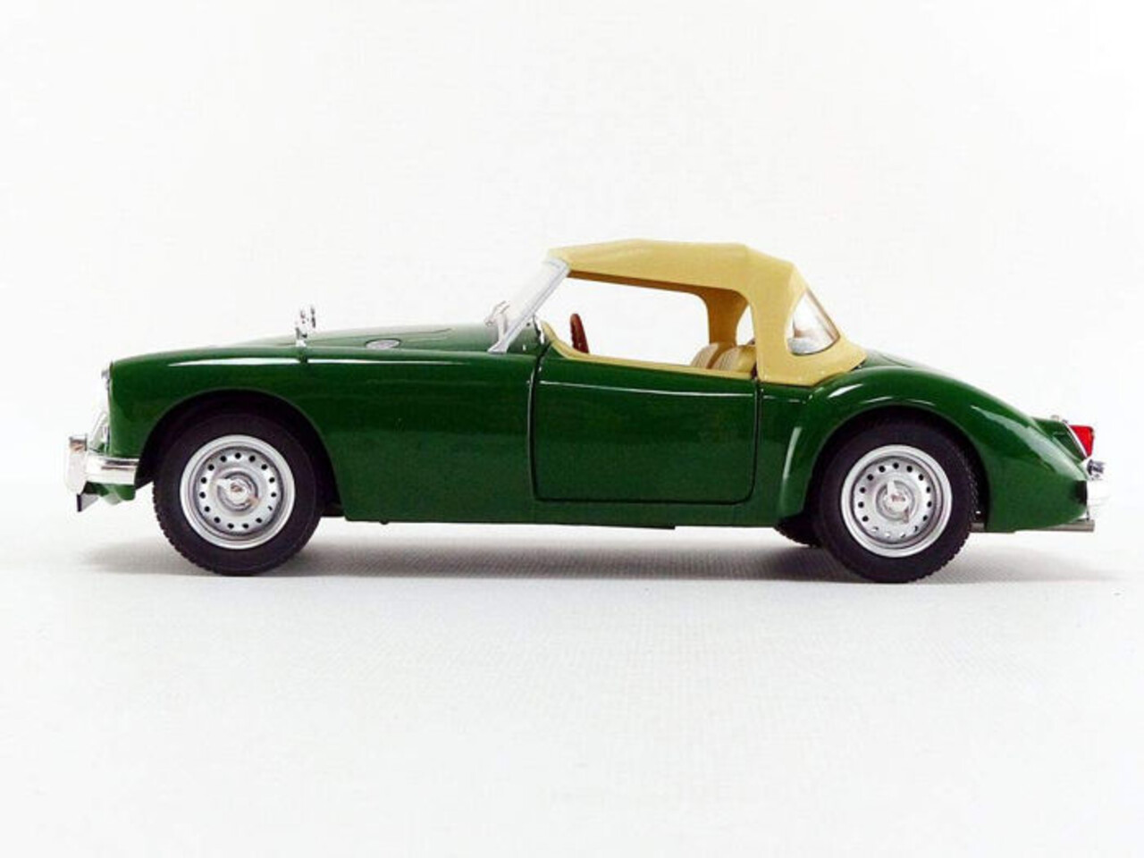 MG MGA MKI Twin Cam Closed 1959 - 1:18 - Triple 9 Collection