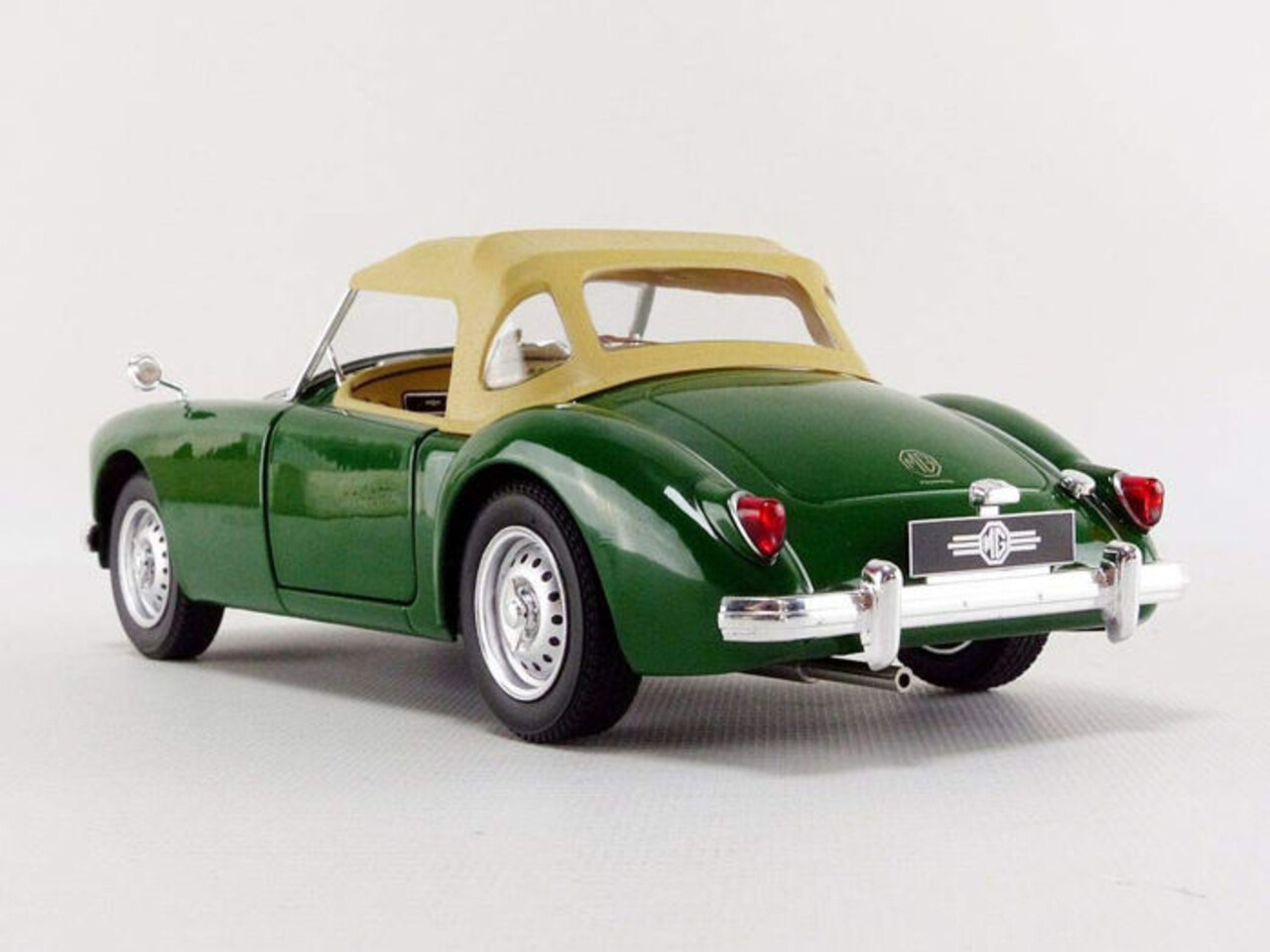MG MGA MKI Twin Cam Closed 1959 - 1:18 - Triple 9 Collection