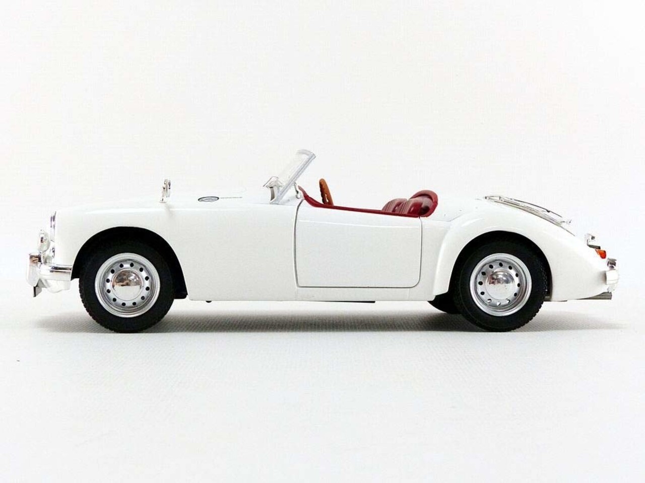 MG MGA MKII A1600 Open 1961 - 1:18 - Triple 9 Collection