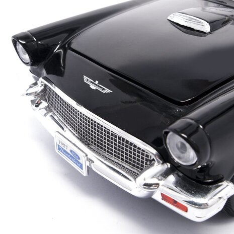 Ford Ford Thunderbird 1957 - 1:18 - Road Signature Ford Ford Thunderbird 1957 - 1:18 - Road Signature