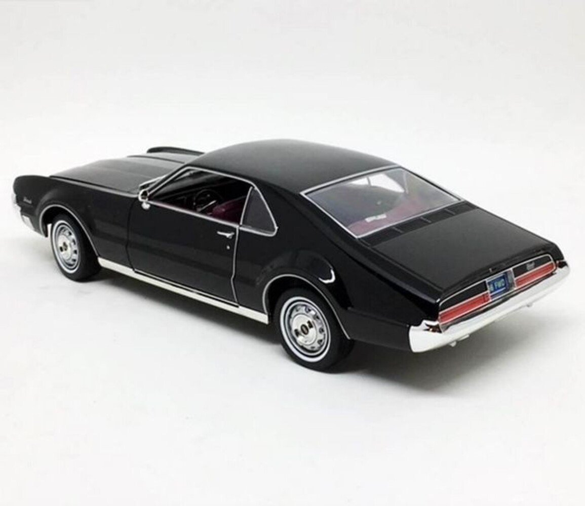 Oldsmobile Oldsmobile Toronado 1966 - 1:18 - Road Signature Oldsmobile Oldsmobile Toronado 1966 - 1:18 - Road Signature