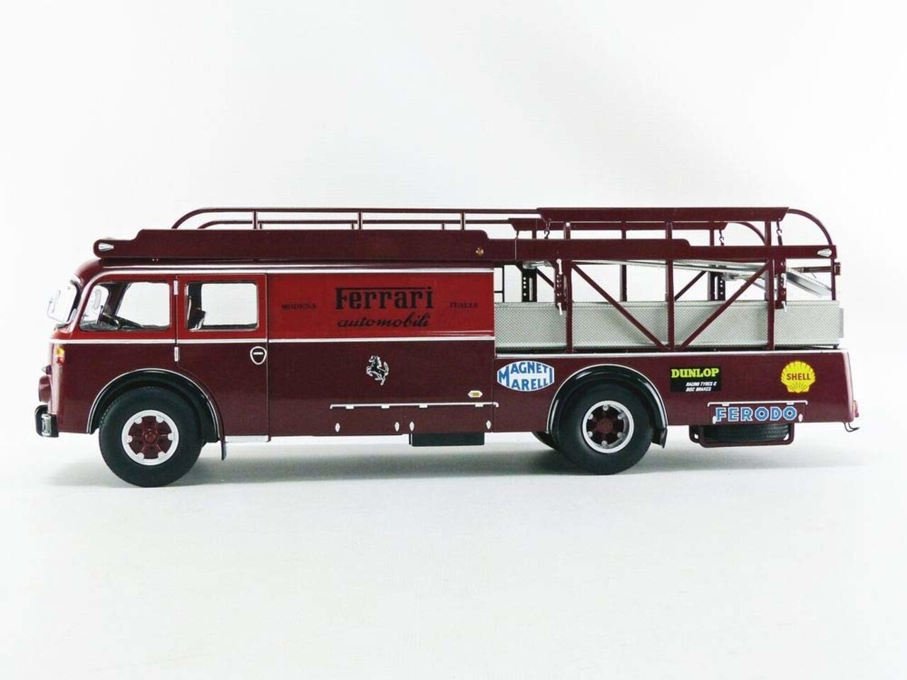Fiat Fiat-Bartoletti Tipo 642 RN2 Ferrari Racing Car Transporter 1957 - 1:18 - CMR Classic Model Replicars Fiat Fiat-Bartoletti Tipo 642 RN2 Ferrari Racing Car Transporter 1957 - 1:18 - CMR Classic Model Replicars
