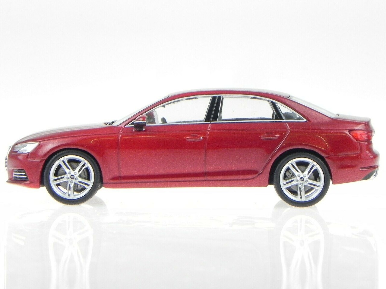 Audi Audi A4 - 1:43 - Spark Audi Audi A4 - 1:43 - Spark