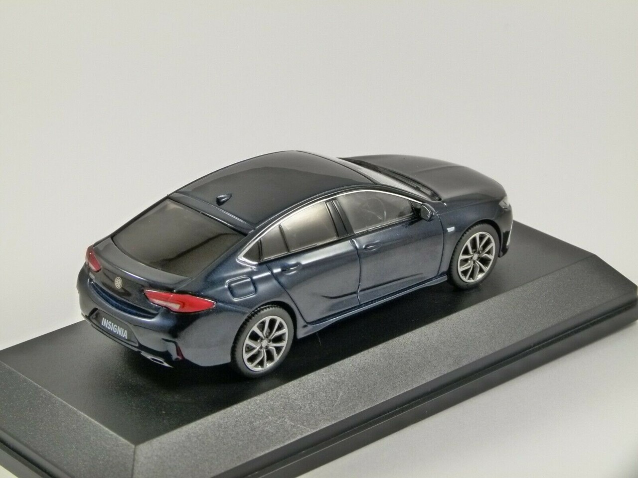 Vauxhall Vauxhall Insignia Grand Sport - 1:43 - iScale Vauxhall Vauxhall Insignia Grand Sport - 1:43 - iScale
