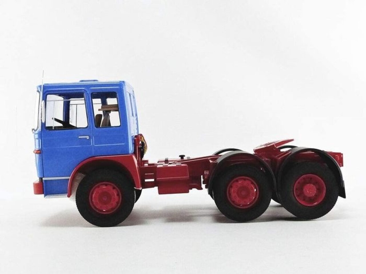 MAN MAN F7 16.304 1972 - 1:18 - Road Kings MAN MAN F7 16.304 1972 - 1:18 - Road Kings
