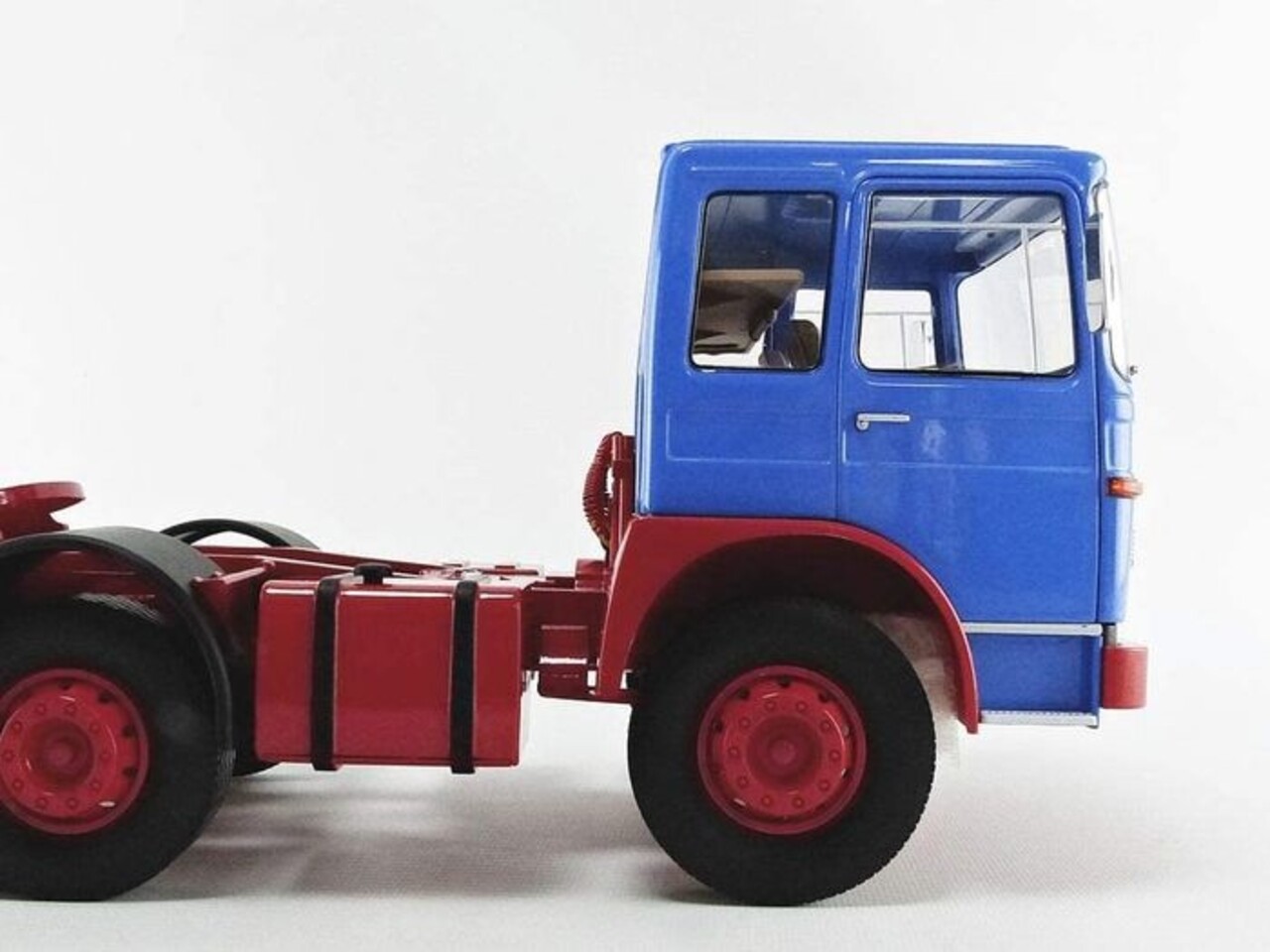 MAN MAN F7 16.304 1972 - 1:18 - Road Kings MAN MAN F7 16.304 1972 - 1:18 - Road Kings