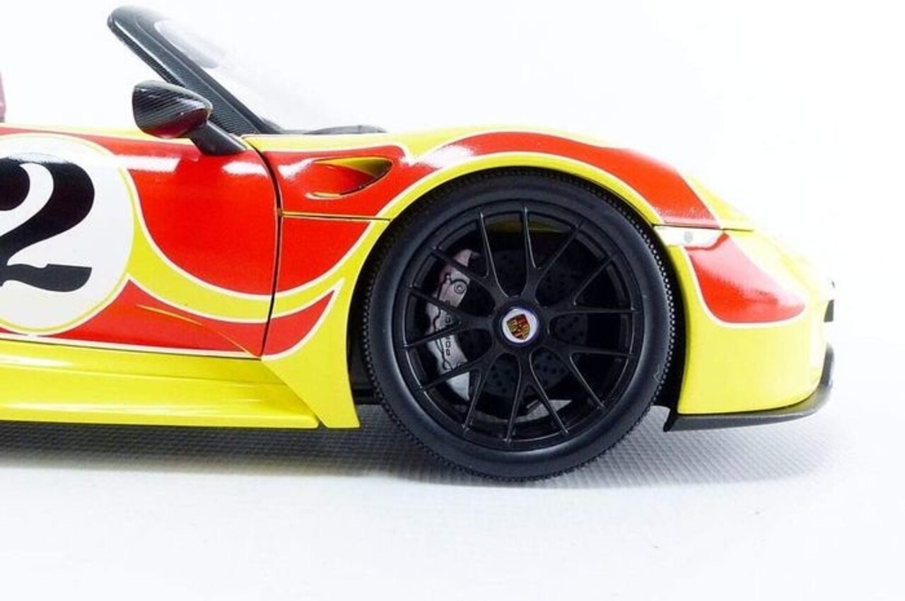 Porsche Porsche 918 Spyder Weissach Package 2015 - 1:18 - Minichamps