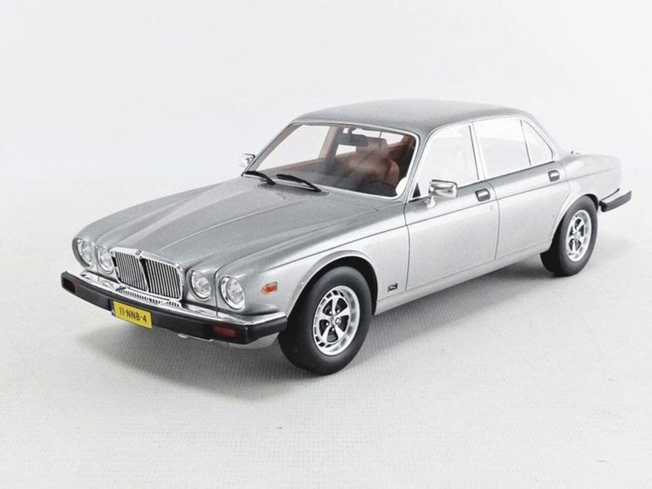 Jaguar Jaguar XJ6 1982 - 1:18 - LS Collectibles Jaguar Jaguar XJ6 1982 - 1:18 - LS Collectibles