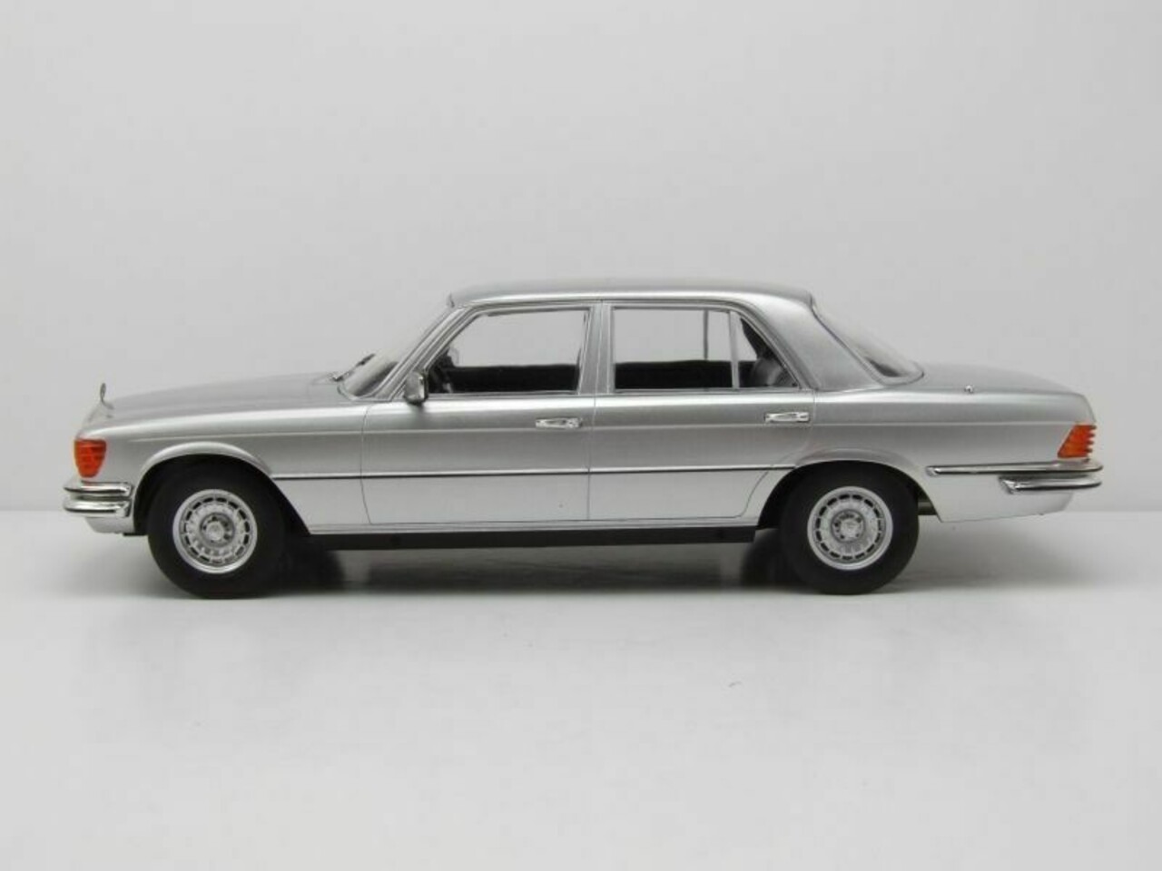 Mercedes-Benz Mercedes-Benz W116 1972 - 1:18 - Modelcar Group
