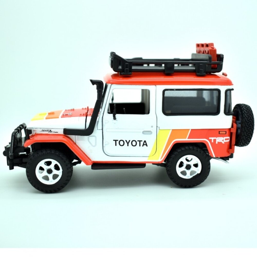 Toyota Toyota FJ40 Hard Top Off Road Version + Roof Rack 'Toyota' 1974 - 1:24 - Motor Max