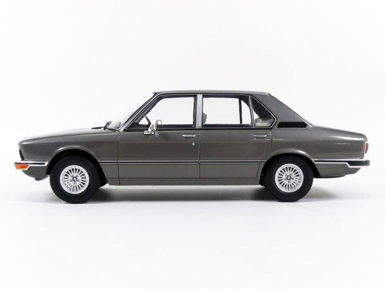BMW BMW 5-Series (E12) 1974 - 1:18 - Modelcar Group
