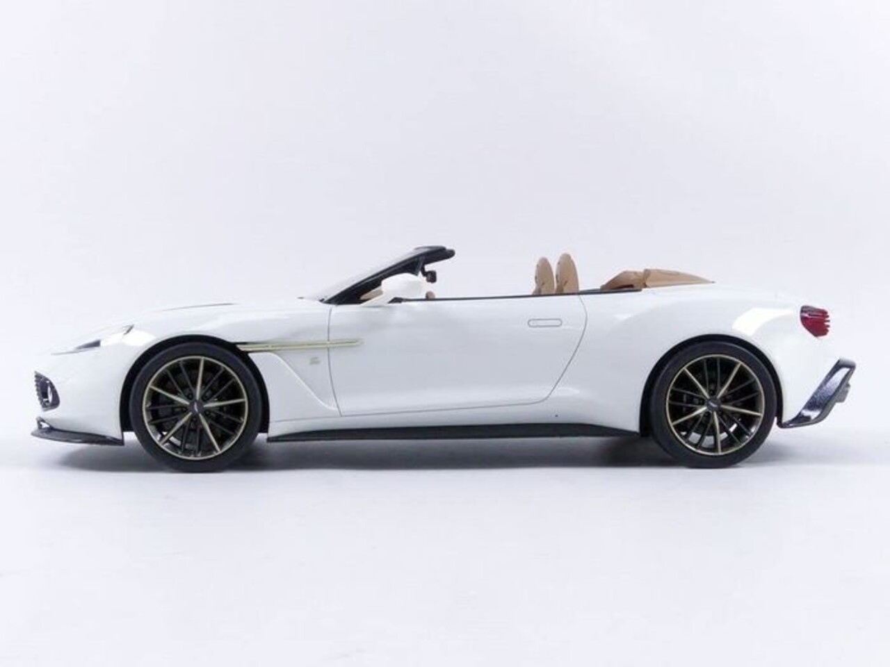 Aston Martin Aston Martin Vanquish Zagato Volante - 1:18 - Top Speed