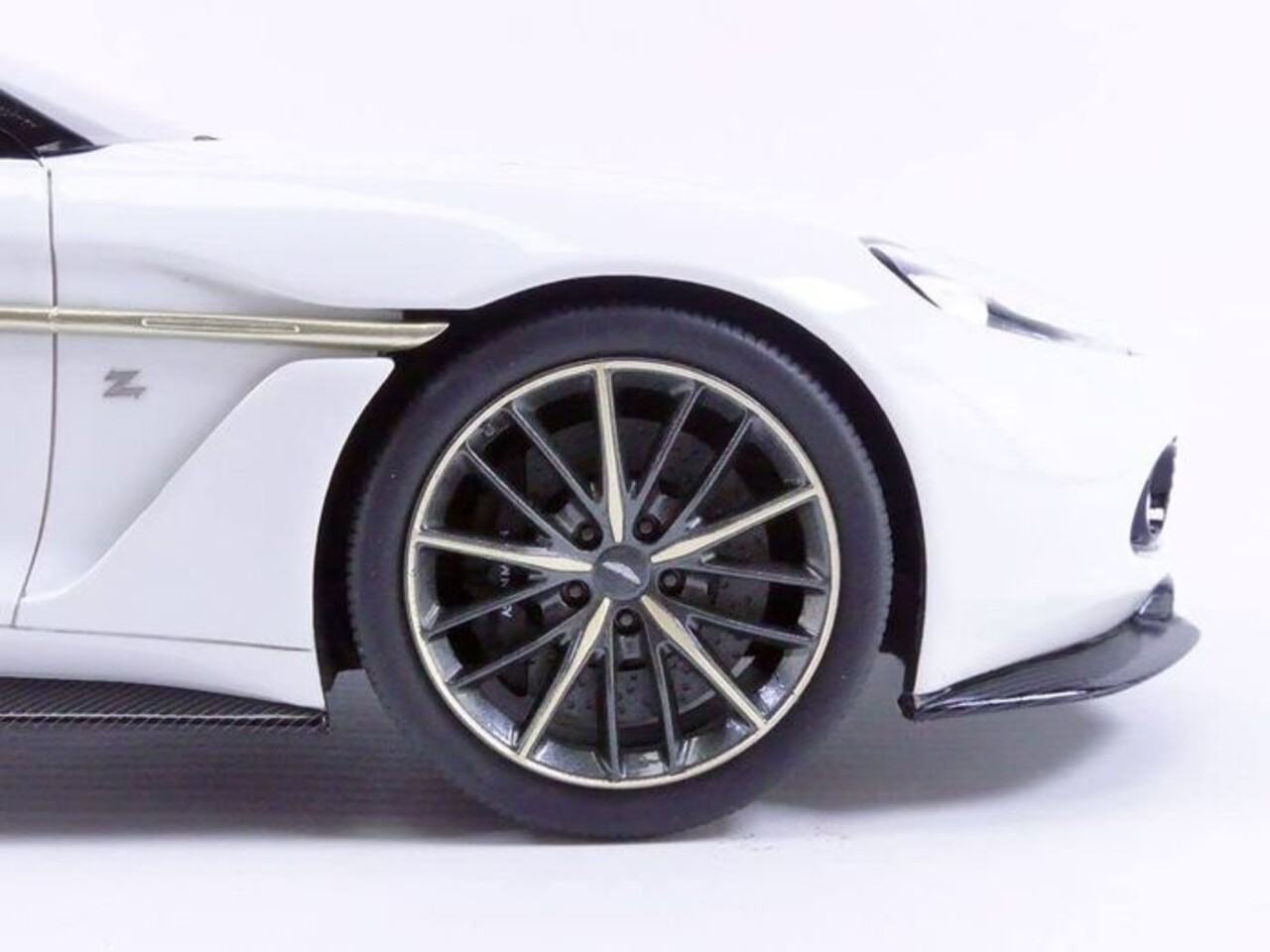 Aston Martin Aston Martin Vanquish Zagato Volante - 1:18 - Top Speed