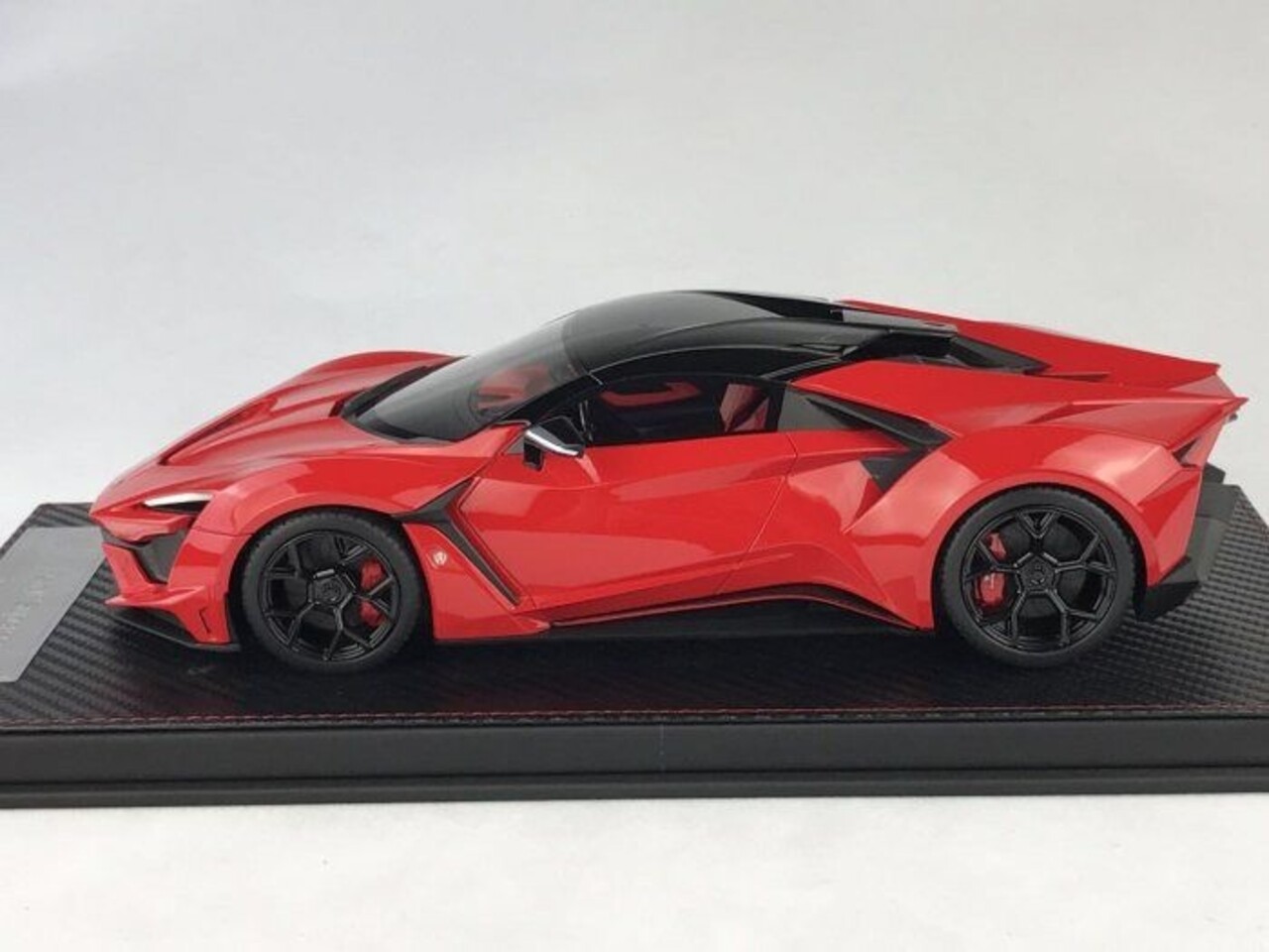 W Motors W Motors Fenyr Supersport - 1:18 - SophiArt W Motors W Motors Fenyr Supersport - 1:18 - SophiArt