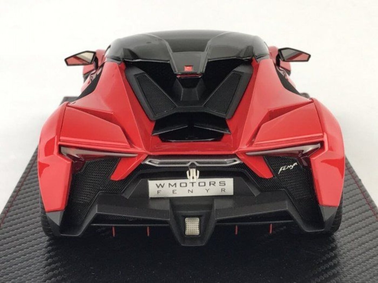 W Motors W Motors Fenyr Supersport - 1:18 - SophiArt W Motors W Motors Fenyr Supersport - 1:18 - SophiArt