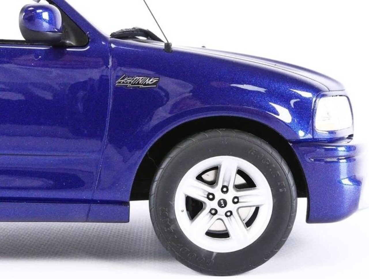 Ford Ford F-150 SVT Lightning - 1:18 - DNA Collectibles Ford Ford F-150 SVT Lightning - 1:18 - DNA Collectibles
