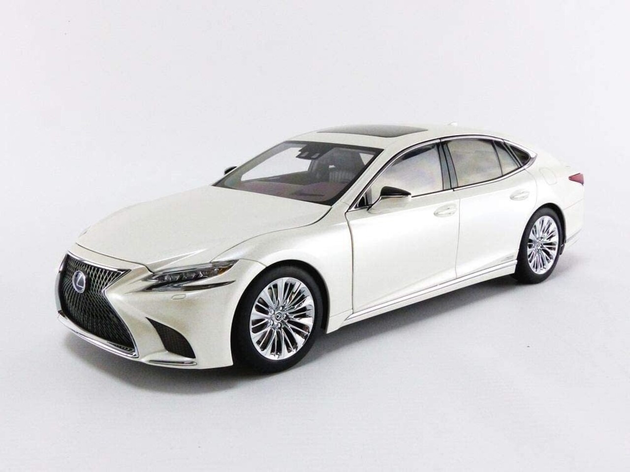 Lexus Lexus LS500h - 1:18 - AUTOart