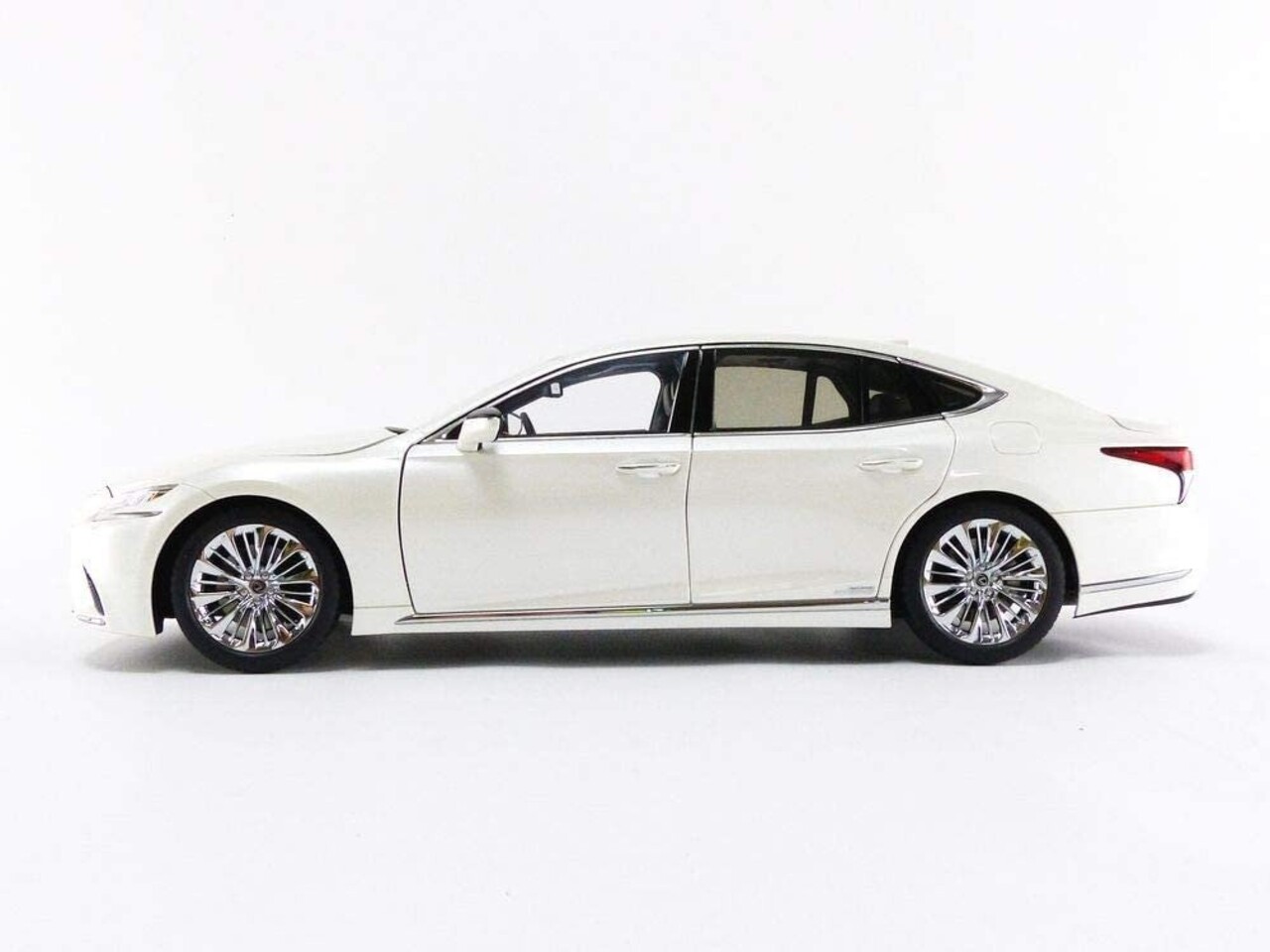 Lexus Lexus LS500h - 1:18 - AUTOart