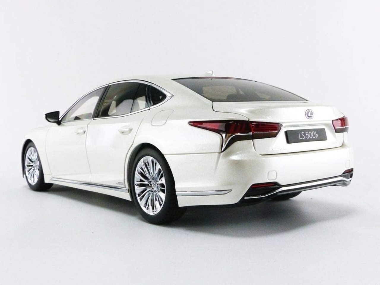 Lexus Lexus LS500h - 1:18 - AUTOart