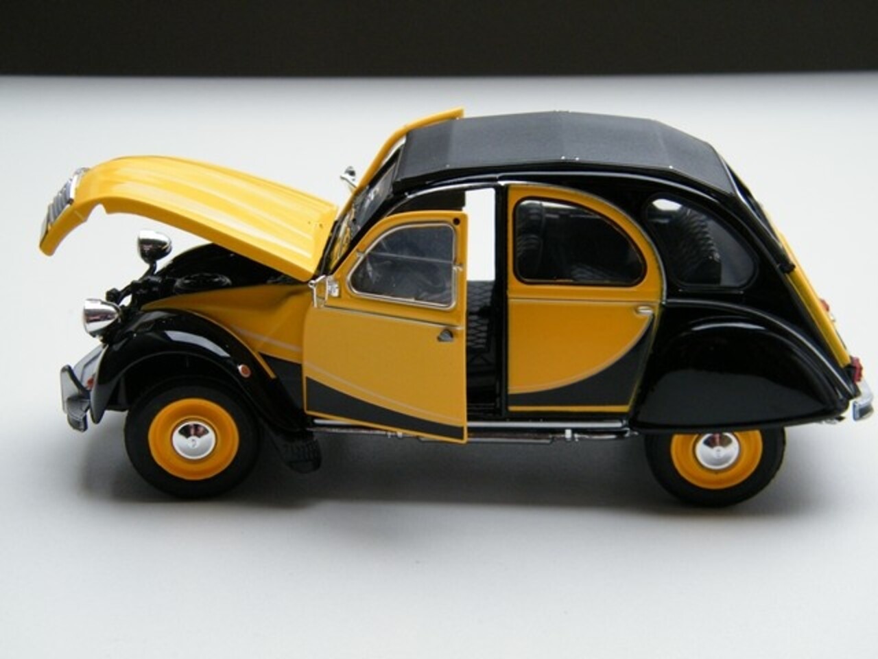 Citroen Citroën 2CV Charleston 1982 - 1:24 - Welly