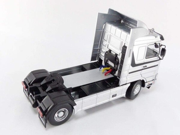 Scania 143M 500 Streamline Tractor 4x2 1995 - 1:18 - Road Scania 143M 500 Streamline Tractor 4x2 1995 - 1:18 - Road