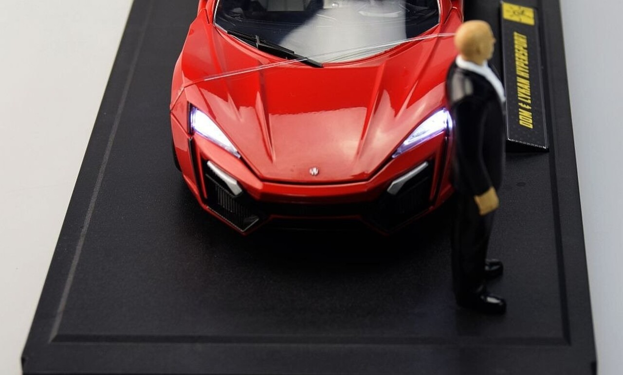 Movie Memorabilia Fast & Furious Lykan Hypersport (+ Dom Figure + Lights) - 1:18 - Jada Toys
