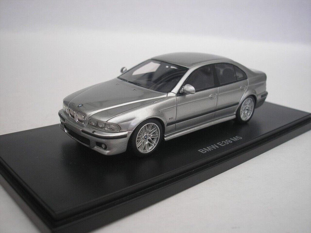 BMW 530i (E34) Touring - 1:43 - Neo Scale Models - HMKT