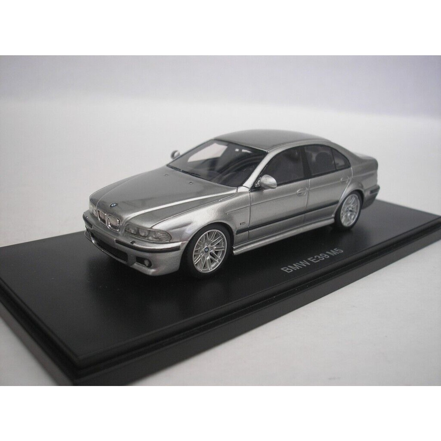 ☆ NEO 1/43 BMW 5er E39 - ミニカー