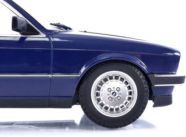 BMW BMW 323i 1982 - 1:18 - Minichamps