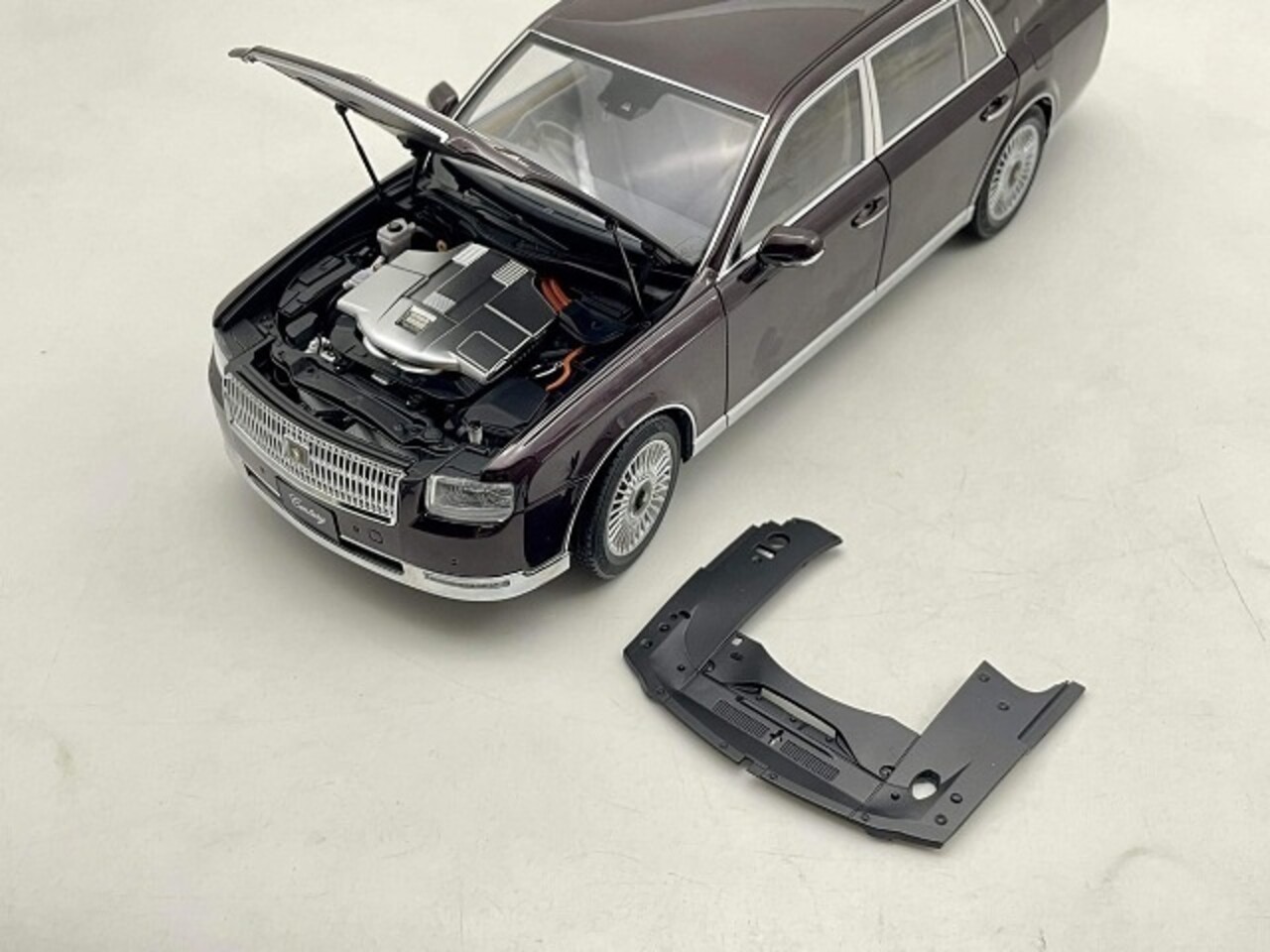 Toyota Toyota Century 2022 - 1:18 - LCD Model Toyota Toyota Century 2022 - 1:18 - LCD Model