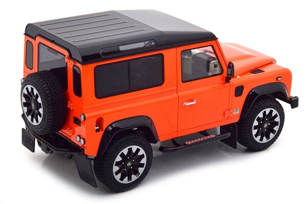 Land Rover Land Rover Defender 90 Works V8 70th Edition - 1:18 - LCD Models Land Rover Land Rover Defender 90 Works V8 70th Edition - 1:18 - LCD Models