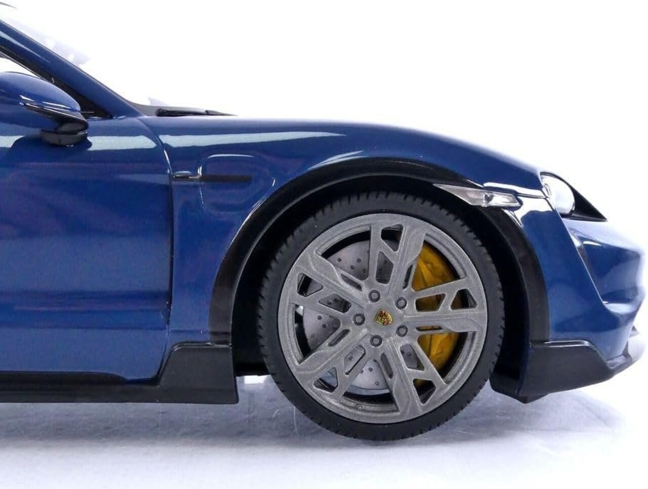 Porsche Porsche Taycan CUV Turbo S 2021 - 1:18 - Minichamps Porsche Porsche Taycan CUV Turbo S 2021 - 1:18 - Minichamps
