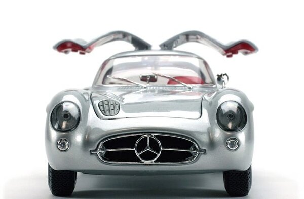 Mercedes-Benz Mercedes-Benz 300 SLR 'Uhlenhaut Coupe' - 1:18 - Maisto Mercedes-Benz Mercedes-Benz 300 SLR 'Uhlenhaut Coupe' - 1:18 - Maisto