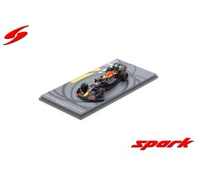 Formule 1 Oracle Red Bull Racing RB18 #1 Winner Abu Dhabi 2022 Max Verstappen (Bigger Base +Tyre Marks) - 1:43 - Spark Formule 1 Oracle Red Bull Racing RB18 #1 Winner Abu Dhabi 2022 Max Verstappen (Bigger Base +Tyre Marks) - 1:43 - Spark