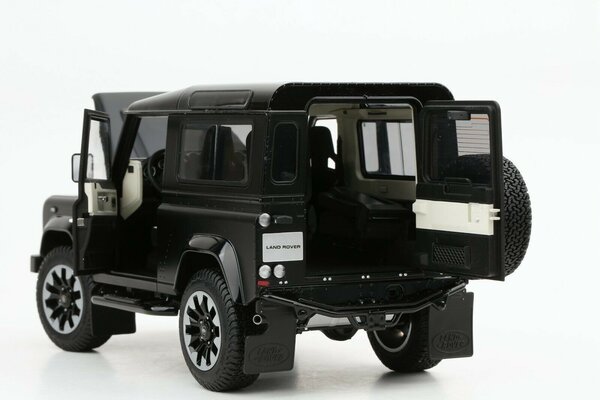 Land Rover Land Rover Defender 90 Works V8 70th Edition - 1:18 - LCD Models Land Rover Land Rover Defender 90 Works V8 70th Edition - 1:18 - LCD Models